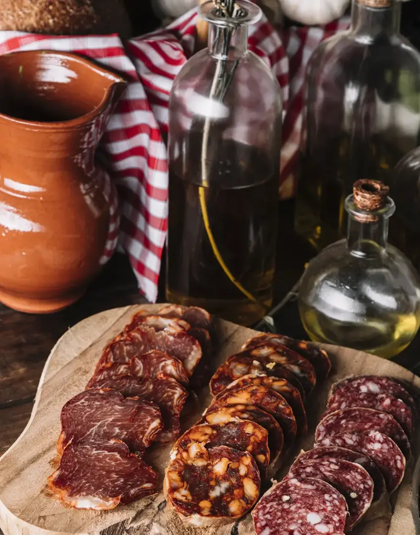 Mesa con embutidos